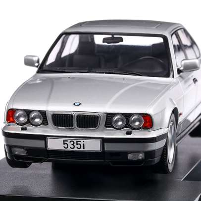 BMW Seria 5 (E34) 1992, macheta auto scara 1:18, argintiu, MCG