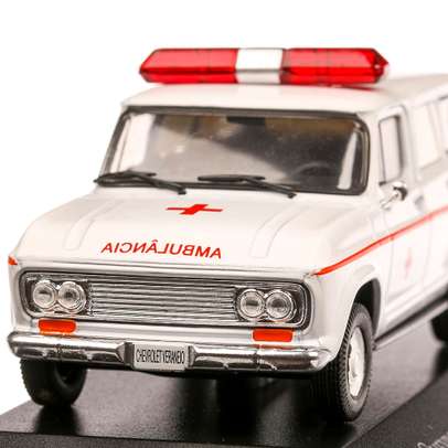 Chevrolet Veraneio Ambulancia 1964, macheta autospeciala ambulanta scara 1:43, alb cu rosu, Atlas