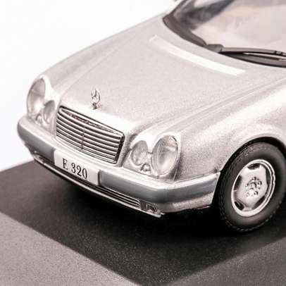 Mercedes-Benz E 320 (W210) 1995, macheta auto scara 1:43, argintiu, carcasa plexic, Magazine models