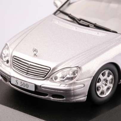 Mercedes-Benz S 500 (W220) 1998, macheta auto scara 1:43, argintiu, carcasa plexic, Magazine models