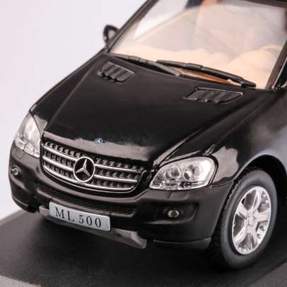 Mercedes-Benz ML 500 (W164) 2005, macheta auto scara 1:43, negru, carcasa plexic, Magazine models