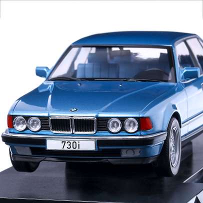 Macheta auto BMW 730i (E32) 1992, scara 1:18, bleu, MCG