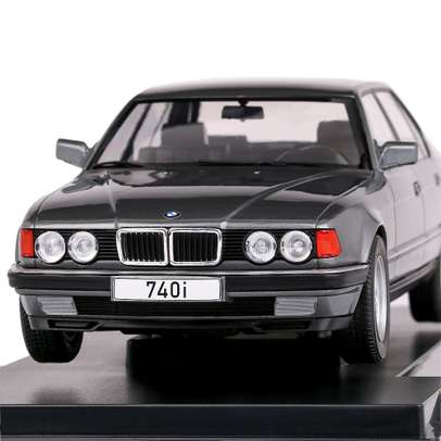 Macheta auto BMW 740i E32 7 Series 1992 scara 1:18 gri