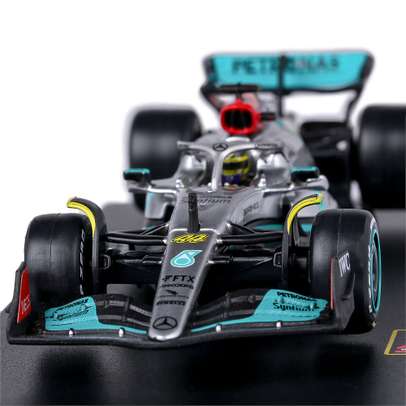 Macheta auto F1 Mercedes AMG W13E #44 Hamilton 2022 casca pilot