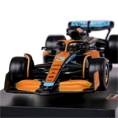 Macheta auto McLaren MCL36 2022 #3 F1 Ricciardo cu casca pilot