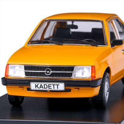 Macheta auto Opel Kadett D 1979 scara 1:24 portocaliu