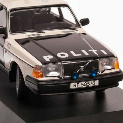 Volvo 240GL Politia Norvegiana 1986, macheta auto scara 1:18, negru cu alb, Minichamps