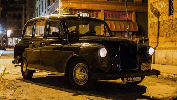 Taxiurile negre din Londra primesc comenzi si la Magazinul Colectionarului